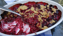 Kořeněný slívovo-ostružinový crumble